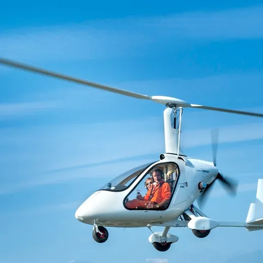 Летательный аппарат на высоте, пилотируемый опытным летчиком под ясным небом в жаркий день