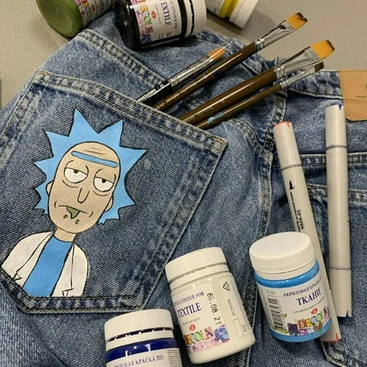 Джинсовая куртка с рисунком Рика и набором художественных принадлежностей на столе