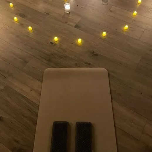 Уютная атмосфера для занятия йогой с свечами и матом на полу