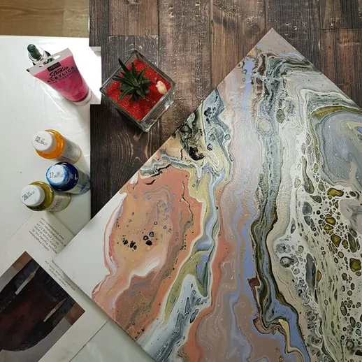 Эстетика абстрактной живописи на холсте с натуральными элементами и красками на деревянном столе