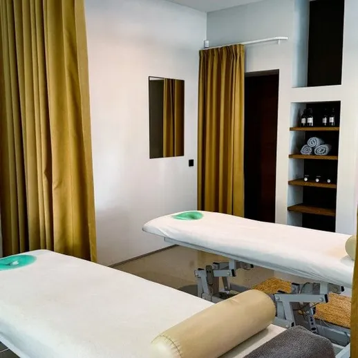 Современный массажный кабинет с удобными столами и спокойной атмосферой, готовый для сеансов