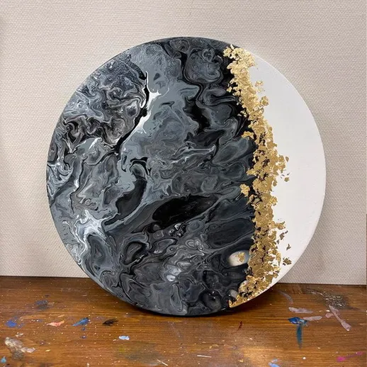 Абстрактная пастельная тарелка с черными и белыми разводами и золотыми акцентами, созданная в мастерской