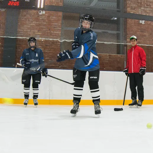 Хоккеисты тренируются на льду в спортивном комплексе в зимнее время