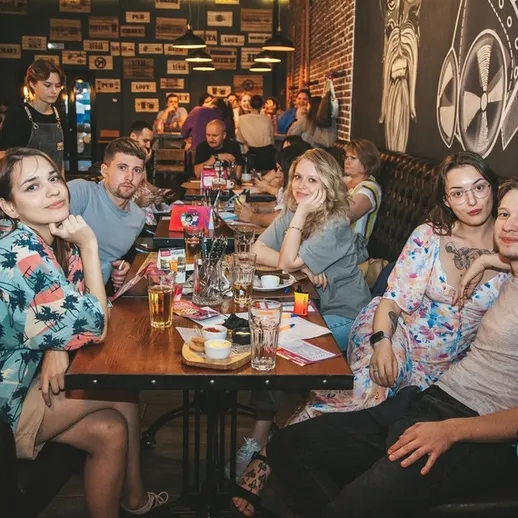Вечер знакомств и игры в викторину в уютном кафе в центре города с друзьями
