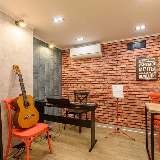 Уютное музыкальное пространство с гитарой и клавишными в современном интерьере