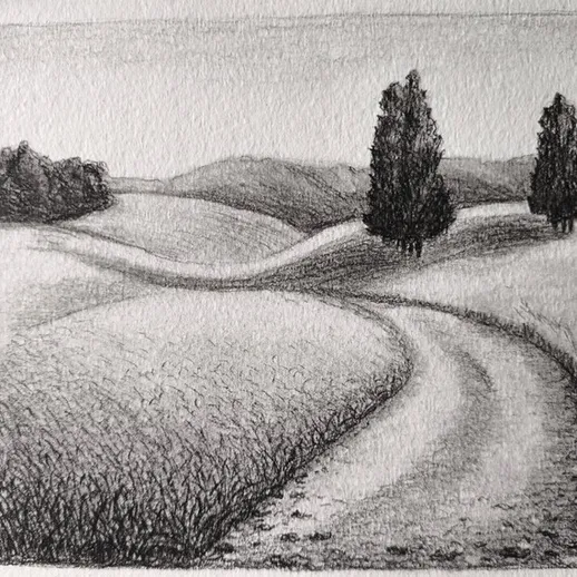 Пейзаж с извивающейся дорогой и высокими деревьями на фоне гор