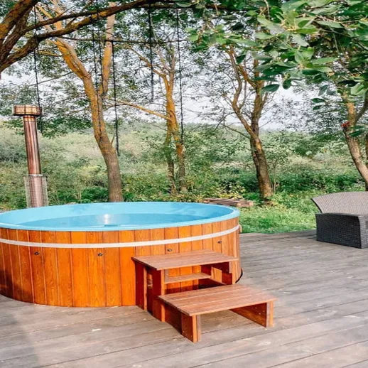 Уютная беседка с деревянной купелью на природе в теплый день