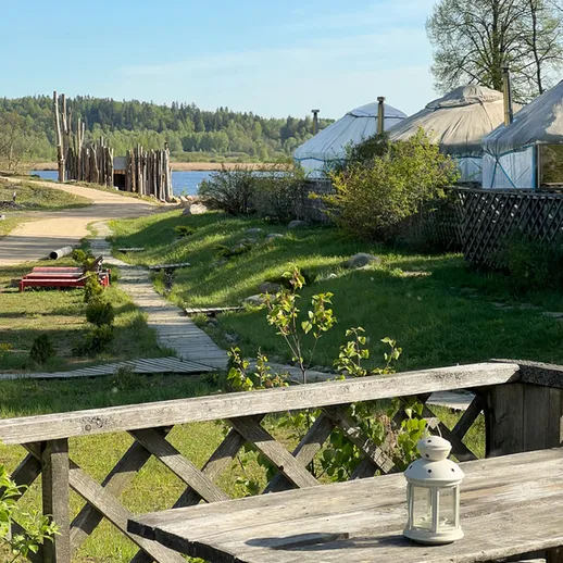 Уютная прогулка по территории загородного комплекса у реки в солнечный день