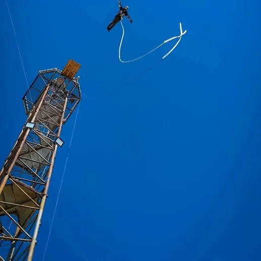 Прыжок с вышки в ясный день: экстремальный спорт над занавесом бескрайнего неба