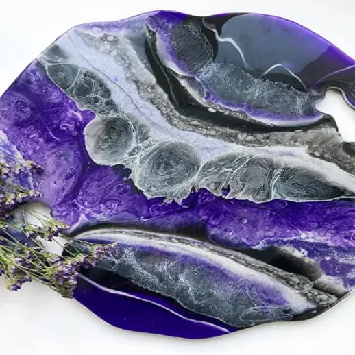 Уникальная резная ваза из смолы с фиолетовыми и черными узорами на фоне лаванды