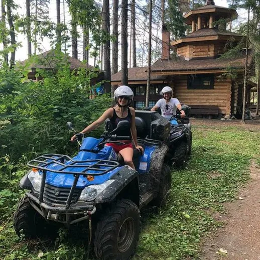 Приключения на квадроциклах в лесу под знакомым деревянным зданием, в летний день