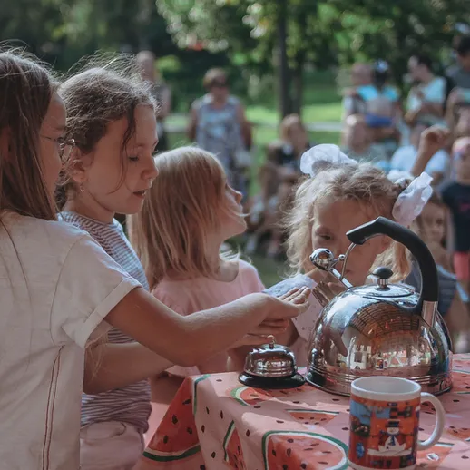 Дети проводят время на свежем воздухе и готовят чай на пикнике