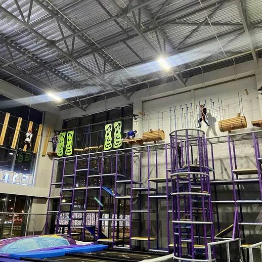 Тренировка акробатов в тренажерном зале для паркура в вечернее время