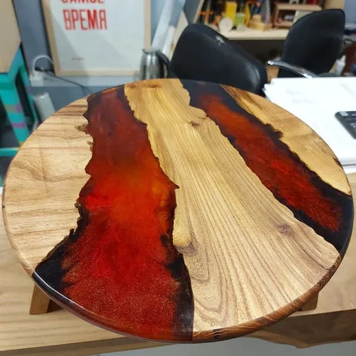 Красивая деревянная столешница с эпоксидной смолой в стиле современного искусства, созданная в мастерской