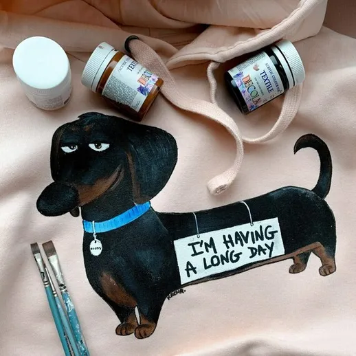 Картинка на одежде с изображением собаки и надписью на розовом худи