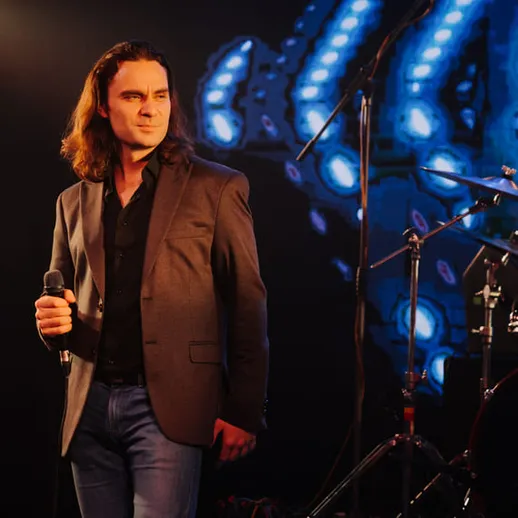 Музыкант на сцене во время живого выступления в клубе с ярким светом