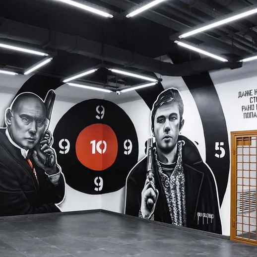 Уникальная стена граффити в тире с изображениями стрелков и мишенью в центре