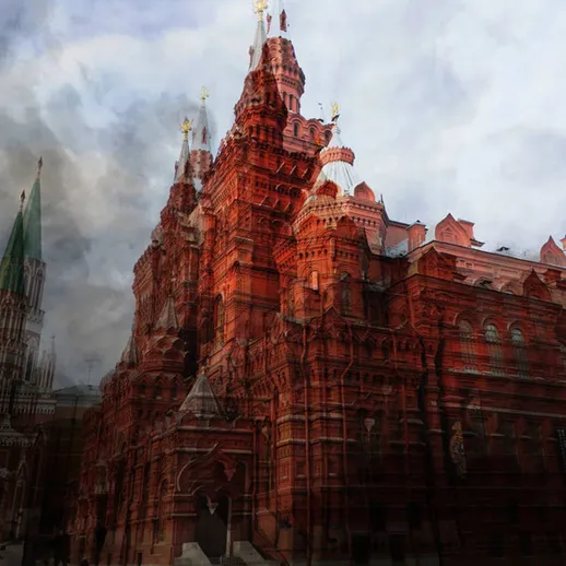 Красивое здание исторического музея на Красной площади в Москве в вечернее время