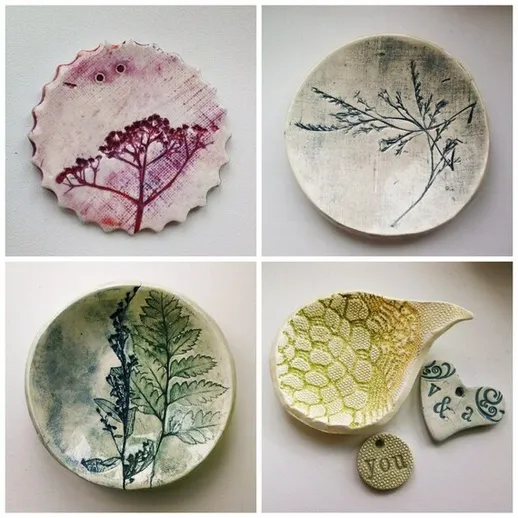 Красивые керамические тарелки с растительными узорами, изготовленные вручную, на белом фоне