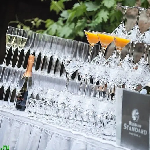 Услуги кейтеринга с шампанским и коктейлями на мероприятии на открытом воздухе