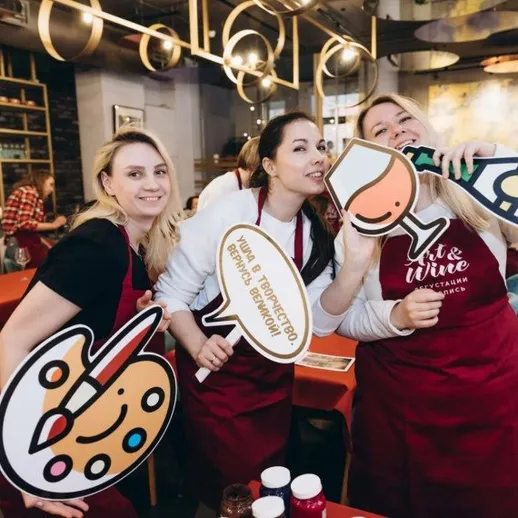 Женщины улыбаются на кулинарном мастер-классе в ресторане в Москве зимой