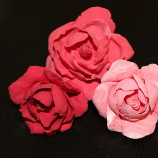 Три искусственные розы разных оттенков на черном фоне, украшение для интерьера, светлый день