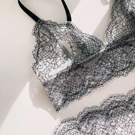 Элегантное кружевное белье черного цвета на светлом фоне в солнечном свете