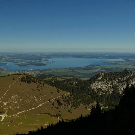 Вид на озеро с горной вершины в ясный день