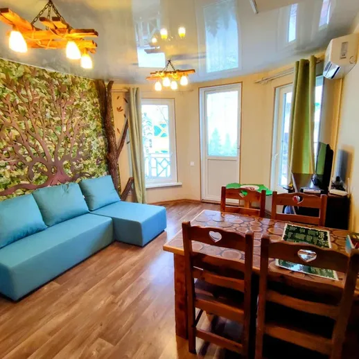 Комфортабельная гостиная с уютным диваном и обеденной зоной в загородном доме ранним утром