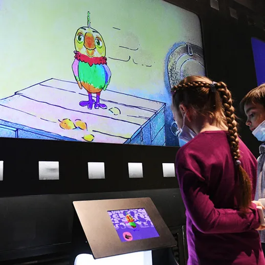 Дети изучают мультфильм с птицей в выставочном зале в Серпухове осенью