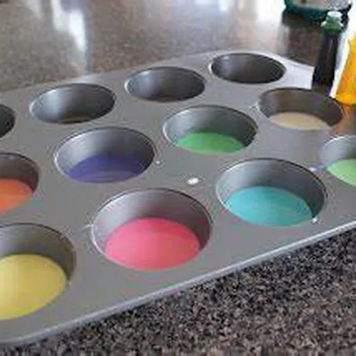 Набор красок для творчества на кухонном столе с формочкой для выпечки на фоне