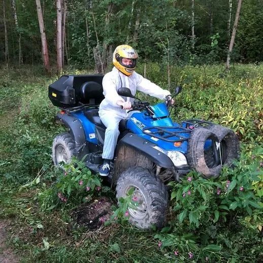 Катание на квадроцикле по лесным тропам в летний день
