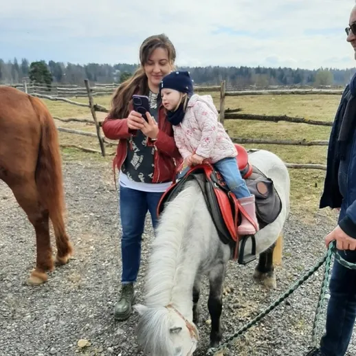 Девочка на пони, мама фотографирует, загородная местность, осень, крепкая дружба