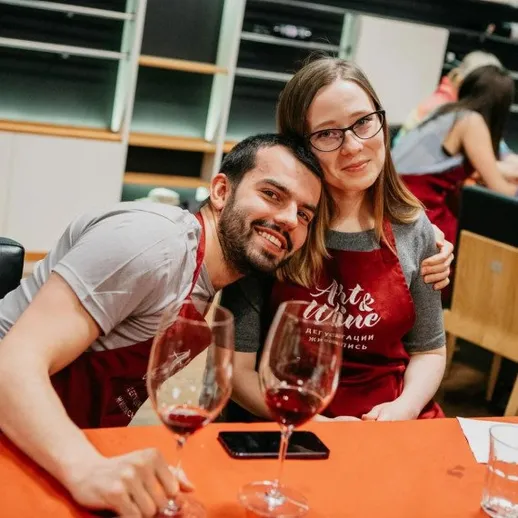 Участники кулинарного мастер-класса наслаждаются временем вместе и готовят вкусные блюда