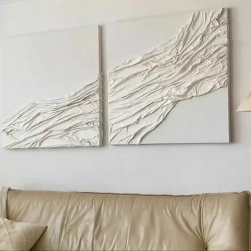 Декорированная гостиная с современным панно и светильником в нейтральных тонах