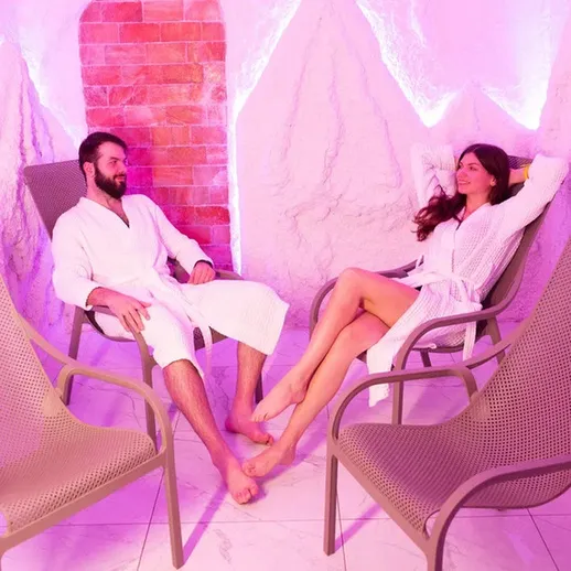 Мужчина и женщина отдыхают в спа-салоне с солью в комнате для релаксации