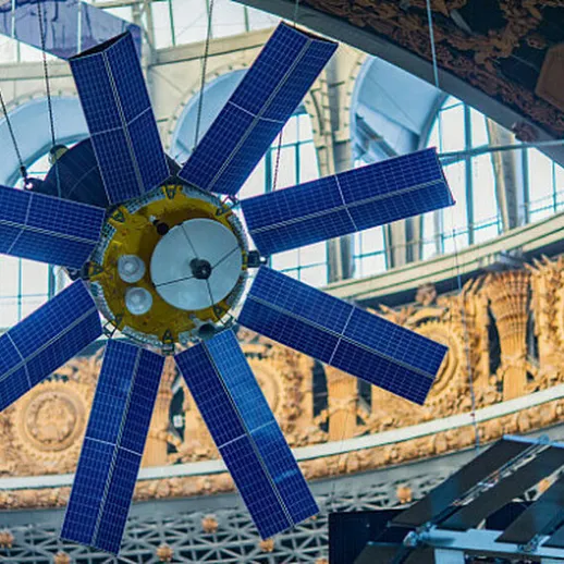 Модуль спутника с солнечными панелями, установленный в выставочном центре, в атмосфере научного прогресса и инноваций