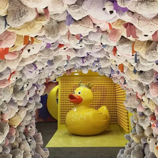 Яркое пространство с игрушечными медвежатами и резиновой уткой в интерьере для детей в торговом центре