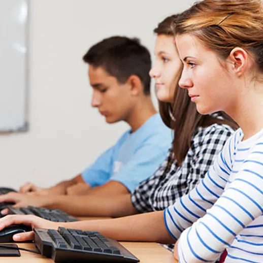 Ученики за компьютерами на занятиях в классе, сосредоточенные на учебном процессе в учебное время