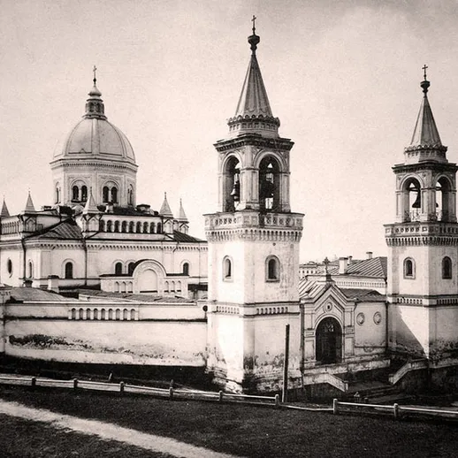 Архитектурные детали исторического здания с башнями и куполом, расположенного в Москве, снятые в начале XX века