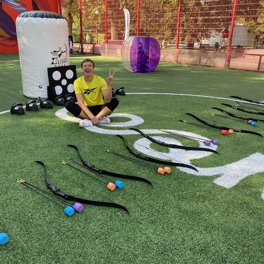 Стрельба из лука на площадке для активных игр в солнечный день