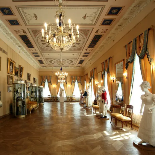 Исторический зал с витринами и манекенами в московском музее, оформленный в классическом стиле