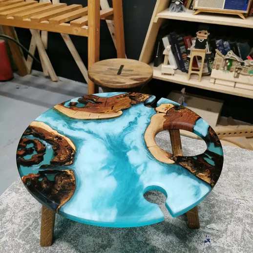 Уникальный столик из эпоксидной смолы и дерева с голубыми и коричневыми оттенками, выполненный вручную
