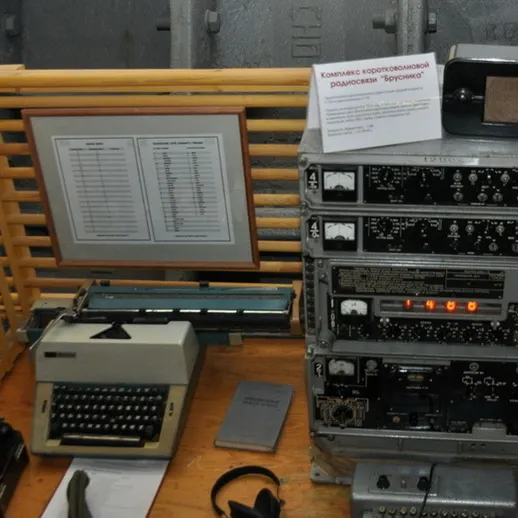 Устройство радиосвязи с печатной машинкой и аппаратурой на выставке военного времени, 20-й век