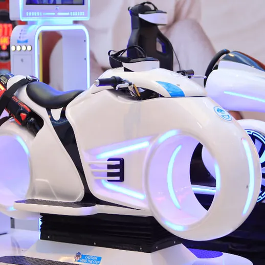 Современный аркадный двухколесный симулятор в игровом центре со светодиодной подсветкой