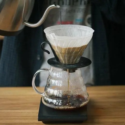 Приготовление кофе методом капельной экстракции в уютной кофейне утром