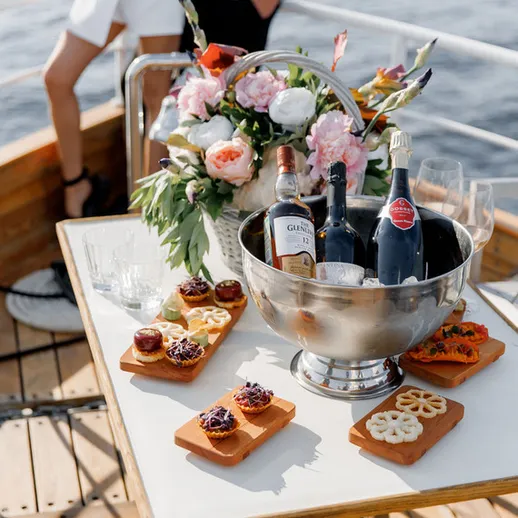 Уютный момент на яхте с едой и напитками, весна у моря, пара наслаждается отпуском