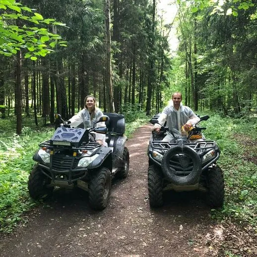 Два человека на квадроциклах в лесу, наслаждающиеся активным отдыхом на природе в солнечный день