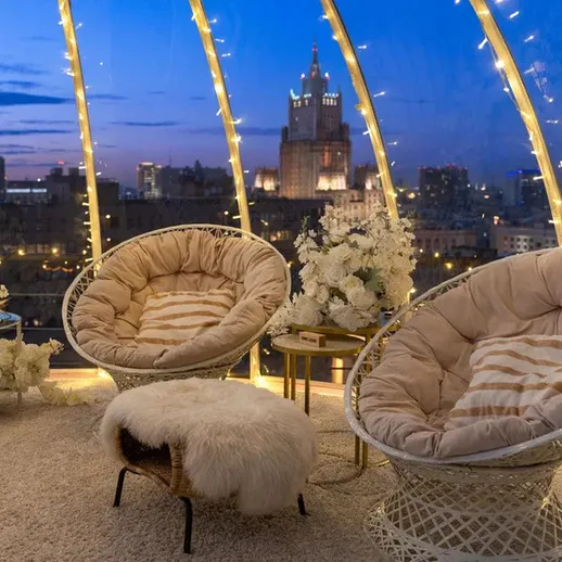 Уютный вечер в стильном пространстве с панорамным видом на город в огнях