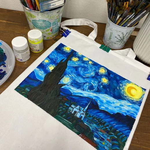 Эскиз картины Звёздная ночь, созданный в мастерской, на столе среди художественных материалов и кистей